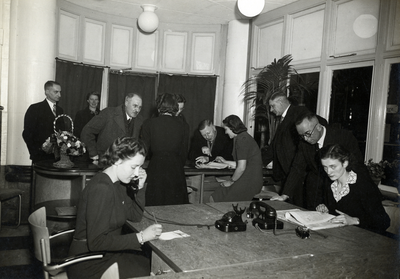 172173 Afbeelding van het inlichtingenbureau in het N.S.-station Nijmegen te Nijmegen.